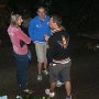 Tutti fuori a digerire... sullo sfondo Cristina insegue i gatti