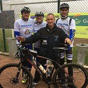 I nostri bikers impegnati come carro-scopa alla Babbo Natale d Corsa